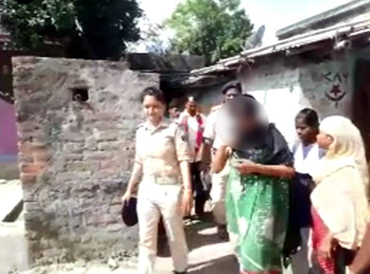 पत‍ि पहुंचा, दरवाजे के पीछे छ‍िपा था प्रेमी, 'कर्ज' वसूलने आता था घर