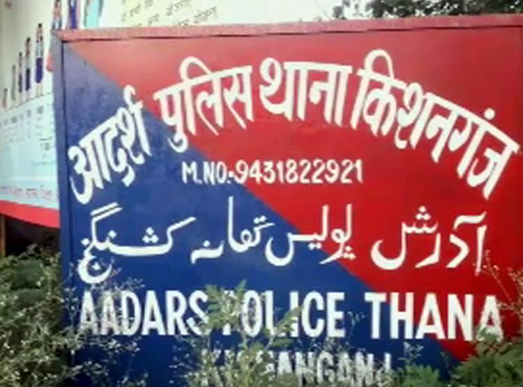 पत‍ि पहुंचा, दरवाजे के पीछे छ‍िपा था प्रेमी, 'कर्ज' वसूलने आता था घर