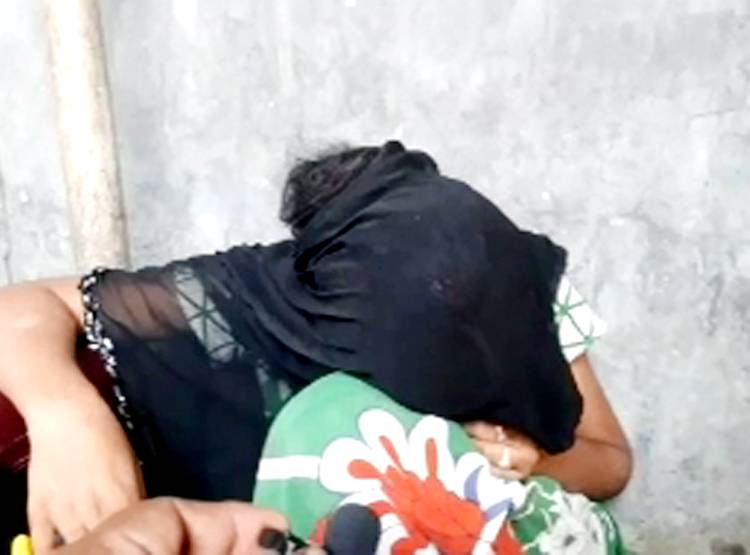 पत‍ि पहुंचा, दरवाजे के पीछे छ‍िपा था प्रेमी, 'कर्ज' वसूलने आता था घर