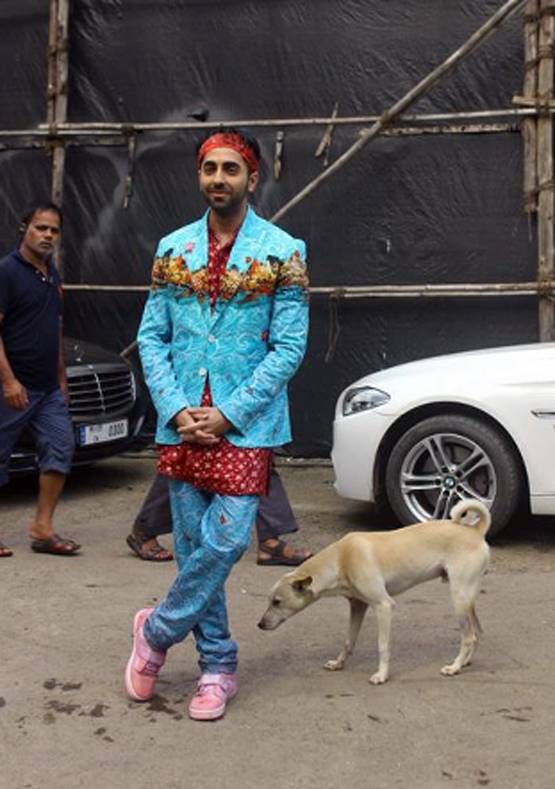 ड्रीम गर्ल: मराठी मुलगी बनीं नुसरत भरूचा, स्ट्रीट डॉग्स संग खेलती आईं नजर