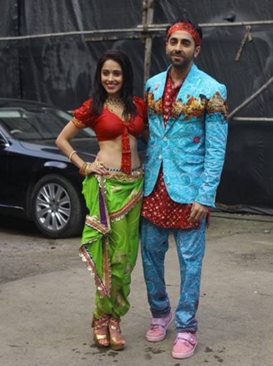 ड्रीम गर्ल: मराठी मुलगी बनीं नुसरत भरूचा, स्ट्रीट डॉग्स संग खेलती आईं नजर