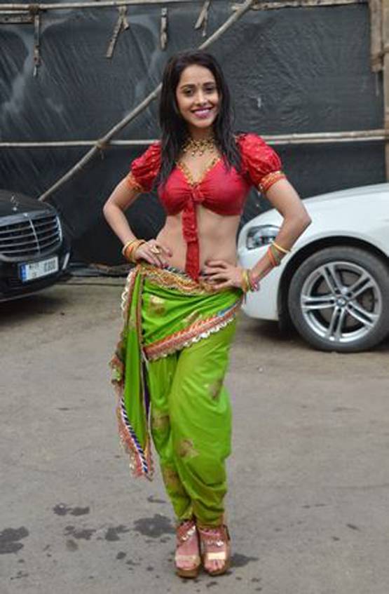 ड्रीम गर्ल: मराठी मुलगी बनीं नुसरत भरूचा, स्ट्रीट डॉग्स संग खेलती आईं नजर