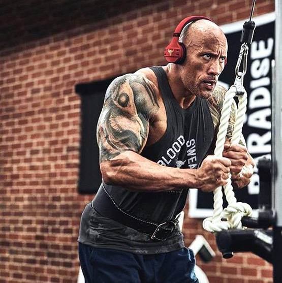 WWE चैम्पियन हॉलीवुड स्टार ने की शादी, हवाई से सामने आईं तस्वीरें