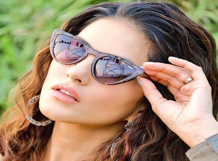 सलमान-SRK को सनी ने छोड़ा पीछे, पहले प्रिया प्रकाश थीं टॉप पर