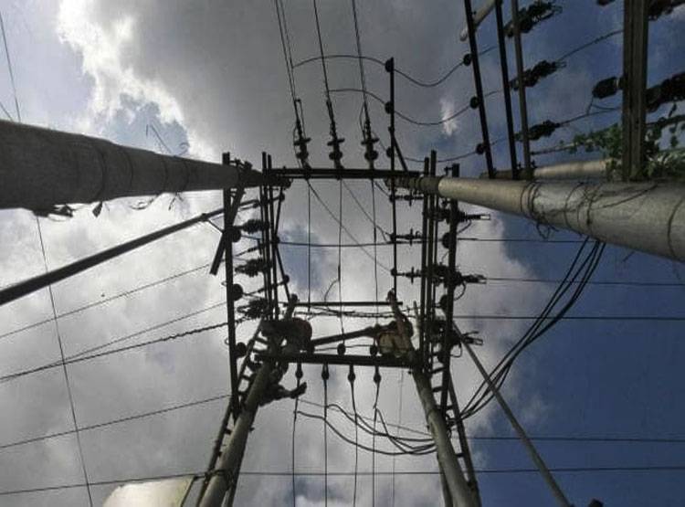 थाने की बिजली काटनेवाले लाइनमैन ने कर्मचारियों को दिलाया रुका हुआ वेतन