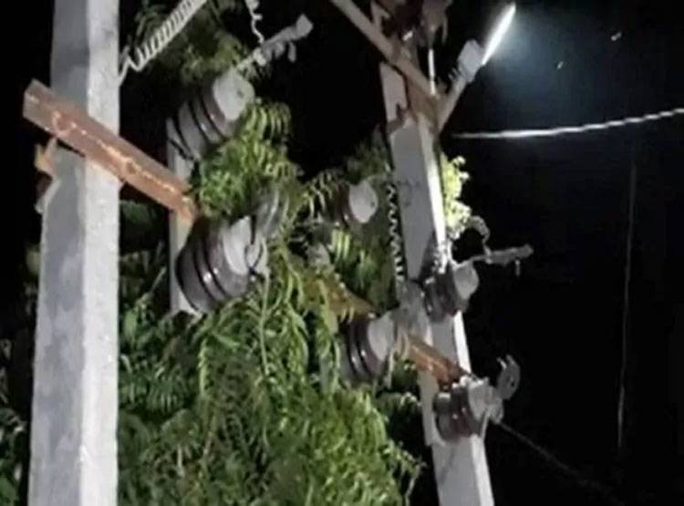 थाने की बिजली काटनेवाले लाइनमैन ने कर्मचारियों को दिलाया रुका हुआ वेतन