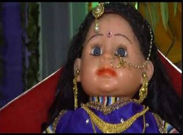 ढोंगी बाबा का पर्दाफाश, गुड़िया को देवी बताकर करता था ठगी