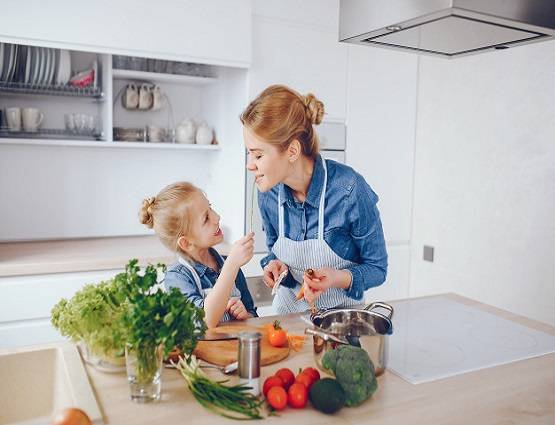 घर की रसोई का किस्मत से क्या है कनेक्शन? ये उपाय करने से बदलेगा भाग्य