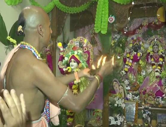 देशभर में जन्माष्टमी की धूम, मंदिरों में दिखा कृष्ण भक्तों का उत्साह