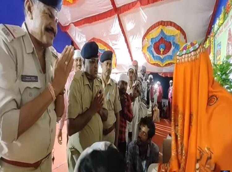 ढोंगी बाबा का पर्दाफाश, गुड़िया को देवी बताकर करता था ठगी