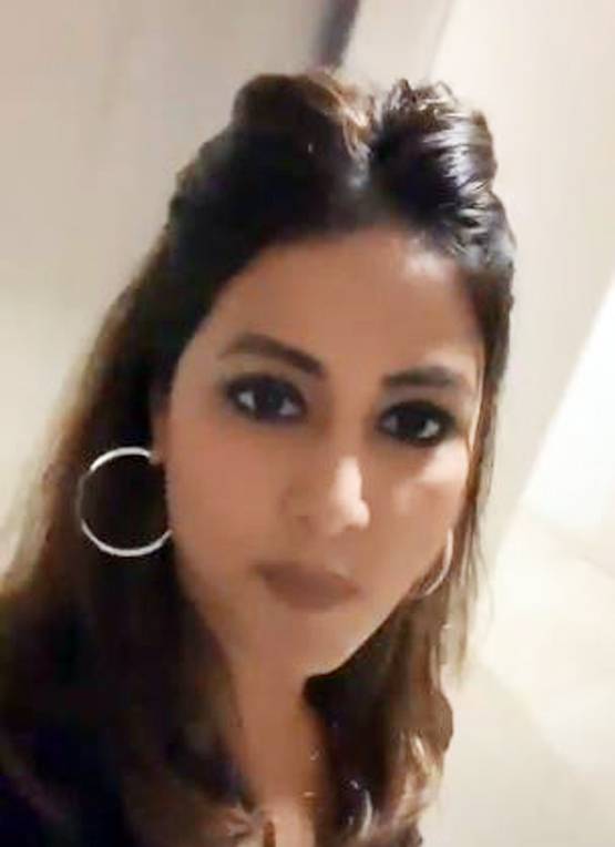 हिना खान ने BFF प्रियांक को गाल पर किया किस, बर्थडे पर दिया ये तोहफा