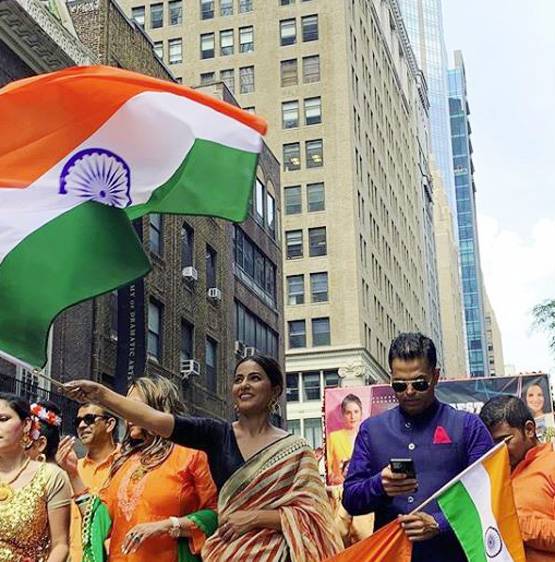 न्यूयॉर्क में हिना खान ने लहराया तिरंगा, हिंदुस्तान जिंदाबाद भी लिखा