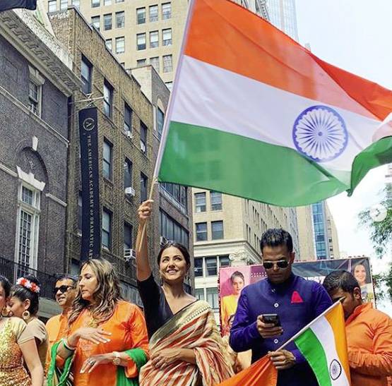 न्यूयॉर्क में हिना खान ने लहराया तिरंगा, हिंदुस्तान जिंदाबाद भी लिखा