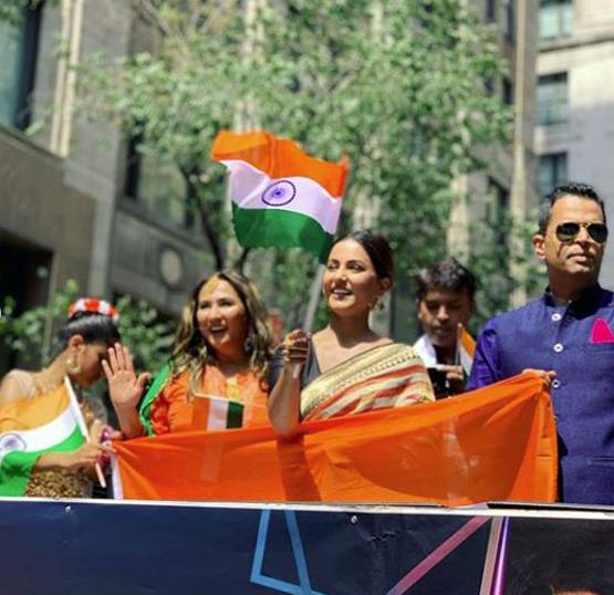 न्यूयॉर्क में हिना खान ने लहराया तिरंगा, हिंदुस्तान जिंदाबाद भी लिखा