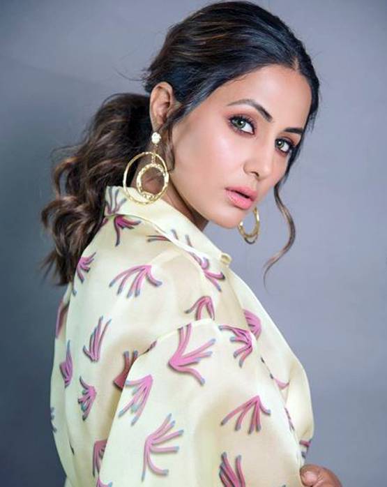 हिना खान ने BFF प्रियांक को गाल पर किया किस, बर्थडे पर दिया ये तोहफा