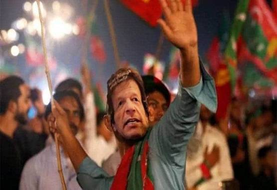 'कश्मीर ऑवर' के नाम पर इमरान का 'फ्लॉप शो', लोगों को सड़कों पर दौड़ाया