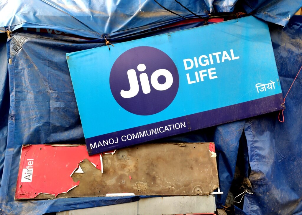 Jio/Vodafone/Airtel: 300 रुपये के अंदर लें ये टॉप प्लान्स