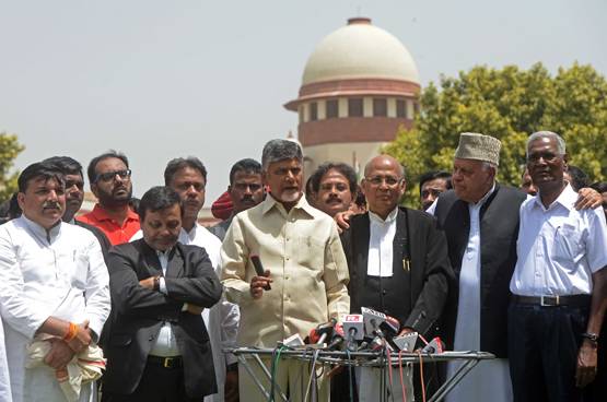 चिदंबरम ही नहीं कांग्रेस के ये नेता भी काले कोट और खादी के कॉम्बिनेशन