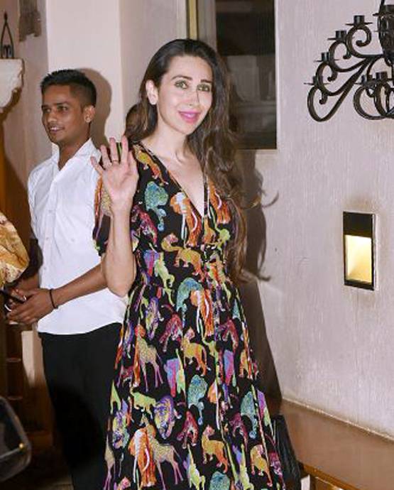 Photos: करीना-करिश्मा की डेट नाइट, कौन है साथ में दिख रही ये 'कपूर लेडी'