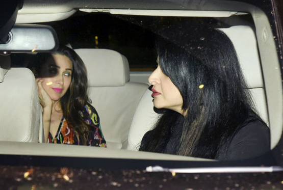 Photos: करीना-करिश्मा की डेट नाइट, कौन है साथ में दिख रही ये 'कपूर लेडी'