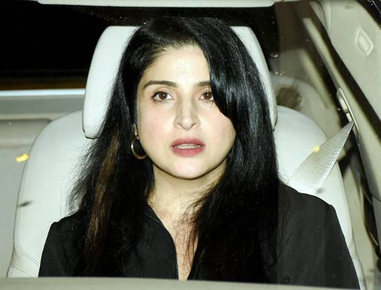 Photos: करीना-करिश्मा की डेट नाइट, कौन है साथ में दिख रही ये 'कपूर लेडी'