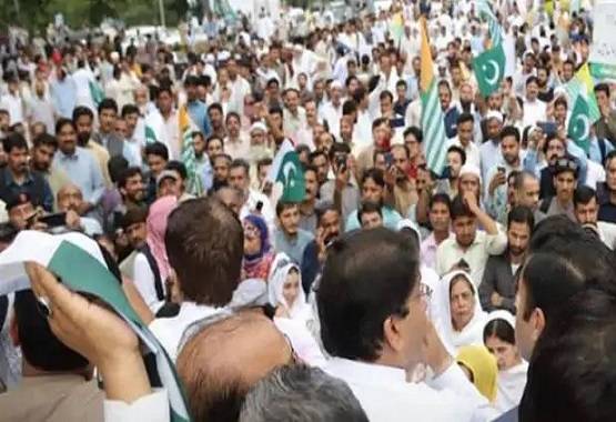 'कश्मीर ऑवर' के नाम पर इमरान का 'फ्लॉप शो', लोगों को सड़कों पर दौड़ाया