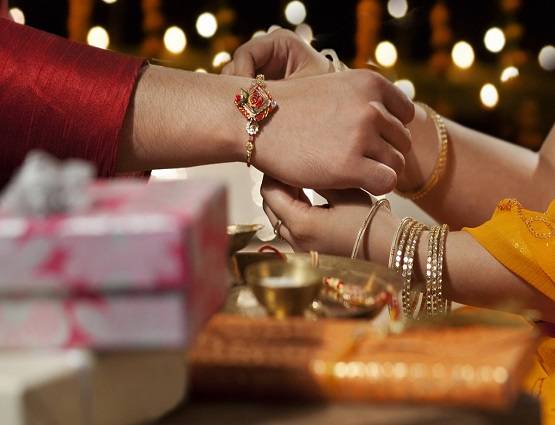 राखी पर बहन के गिफ्ट को लेकर हैं कन्फ्यूज? देखें 5 बेस्ट ऑप्शन