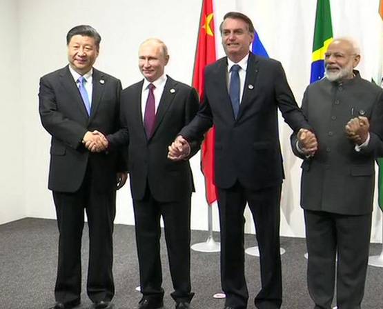 झप्पी के बाद अब थपकी, देखें- पीएम मोदी की विदेशी नेताओं संग डिप्लोमेसी