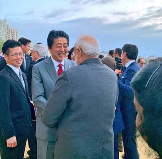 झप्पी के बाद अब थपकी, देखें- पीएम मोदी की विदेशी नेताओं संग डिप्लोमेसी