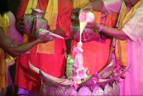 PHOTOS: देशभर में कृष्ण जन्माष्टमी की धूम, मंदिरों में उमड़े श्रद्धालु