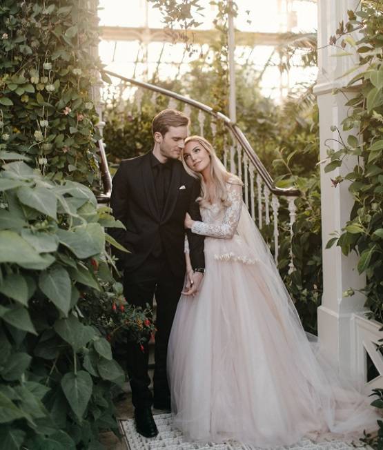 यूट्यूब से सबसे अधिक कमाई करने वाले ने इंटरनेट सेलिब्रेटी से की शादी