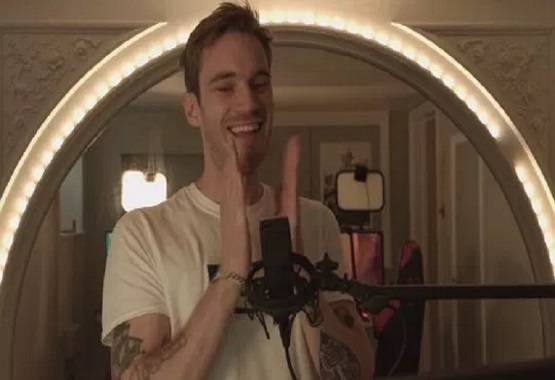 यूट्यूब से सबसे अधिक कमाई करने वाले ने इंटरनेट सेलिब्रेटी से की शादी