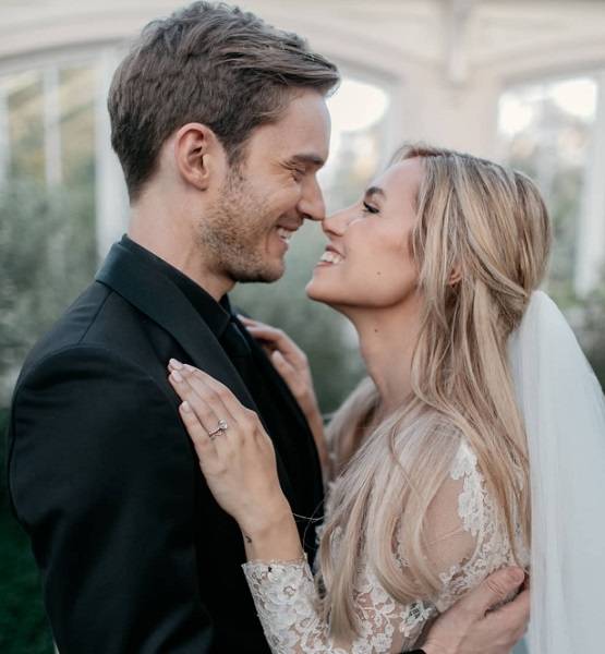 यूट्यूब से सबसे अधिक कमाई करने वाले ने इंटरनेट सेलिब्रेटी से की शादी