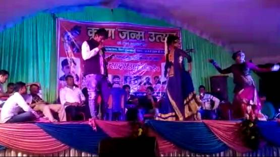 यूपी के थाने में करवाया अश्लील डांस? VIDEO वायरल