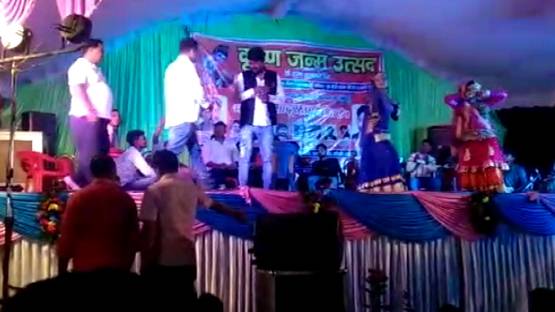 यूपी के थाने में करवाया अश्लील डांस? VIDEO वायरल