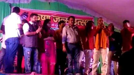 यूपी के थाने में करवाया अश्लील डांस? VIDEO वायरल