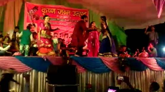 यूपी के थाने में करवाया अश्लील डांस? VIDEO वायरल