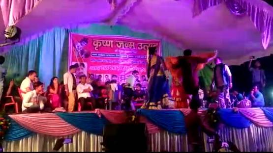 यूपी के थाने में करवाया अश्लील डांस? VIDEO वायरल