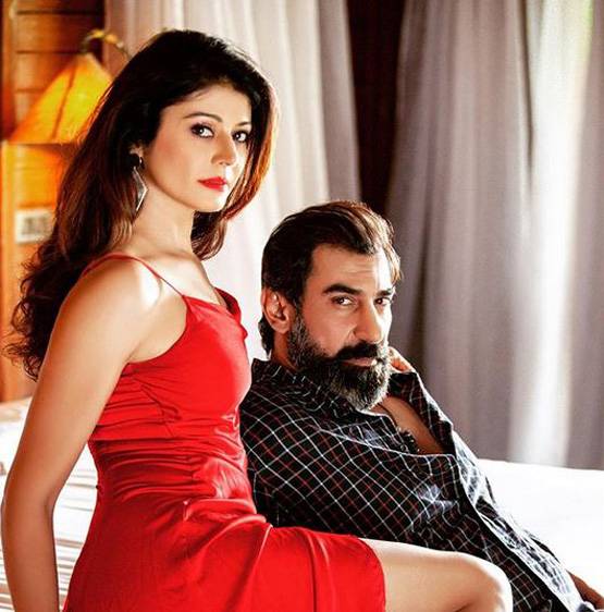 शर्टलेस नवाब शाह-रेड बिकिनी में पूजा बत्रा, वायरल हो रही नई तस्वीरें