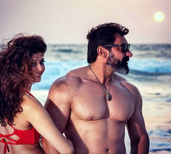 शर्टलेस नवाब शाह-रेड बिकिनी में पूजा बत्रा, वायरल हो रही नई तस्वीरें