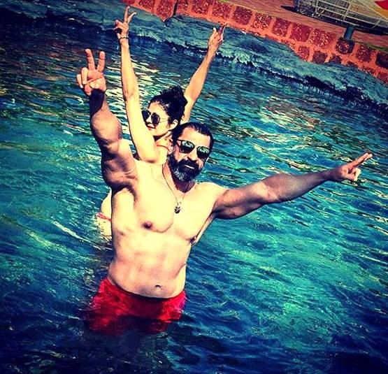 शर्टलेस नवाब शाह-रेड बिकिनी में पूजा बत्रा, वायरल हो रही नई तस्वीरें