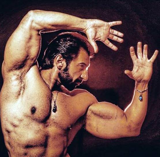 शर्टलेस नवाब शाह-रेड बिकिनी में पूजा बत्रा, वायरल हो रही नई तस्वीरें