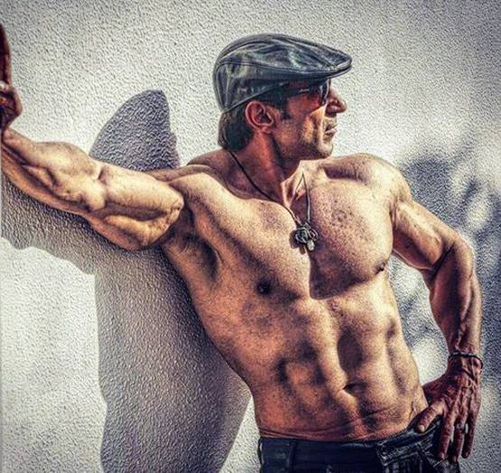 शर्टलेस नवाब शाह-रेड बिकिनी में पूजा बत्रा, वायरल हो रही नई तस्वीरें