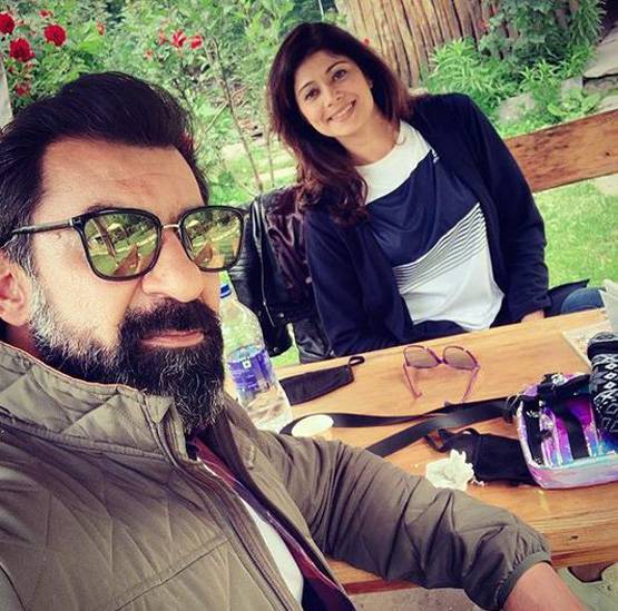 शर्टलेस नवाब शाह-रेड बिकिनी में पूजा बत्रा, वायरल हो रही नई तस्वीरें