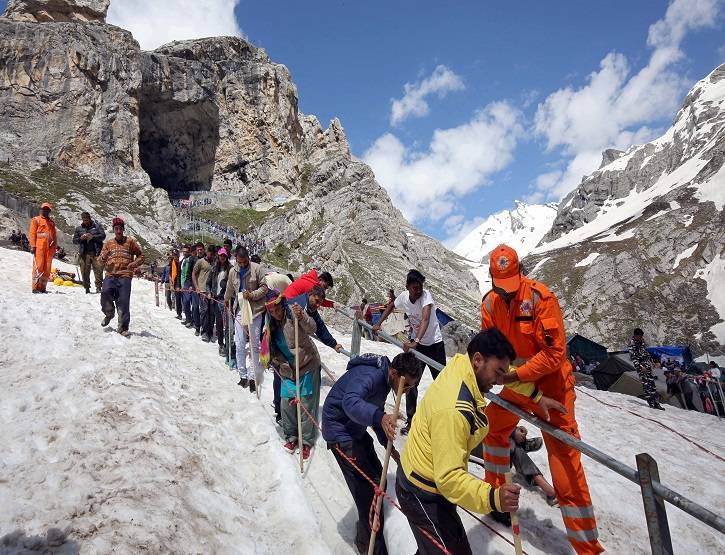 अमरनाथ यात्रा रोकी गई, देखें- कश्मीर से निकल रहे हैं तीर्थयात्री