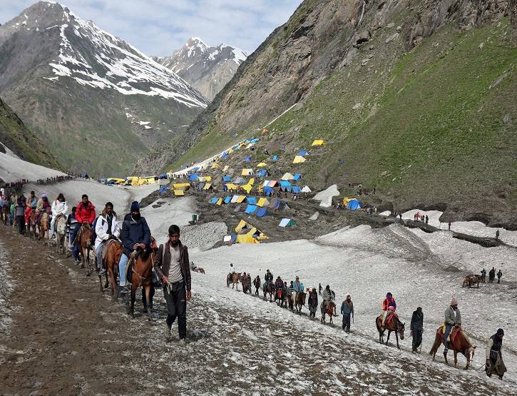 अमरनाथ यात्रा रोकी गई, देखें- कश्मीर से निकल रहे हैं तीर्थयात्री