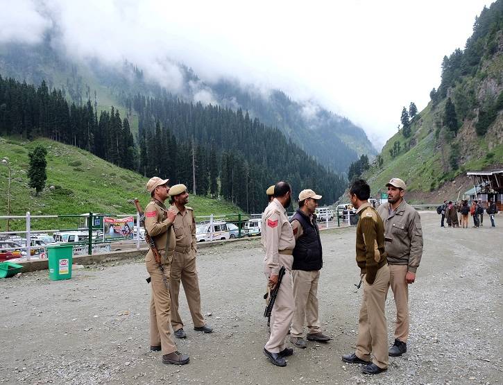 अमरनाथ यात्रा रोकी गई, देखें- कश्मीर से निकल रहे हैं तीर्थयात्री