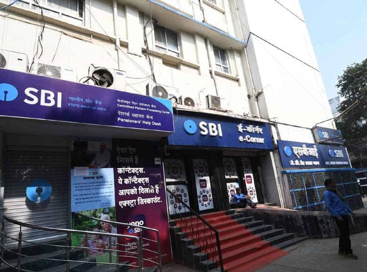 SBI ग्राहकों के लिए बड़ी खबर, बंद होने वाला है आपका डेबिट कार्ड