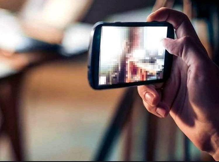 स्मार्टफोन पर पोर्न देखकर की उसकी नकल, जान गई निकल