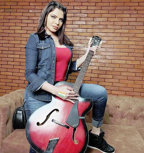 शर्लिन ने पर्दे के सामने इंटिमेट सीन फिल्माने से किया मना, ये है वजह